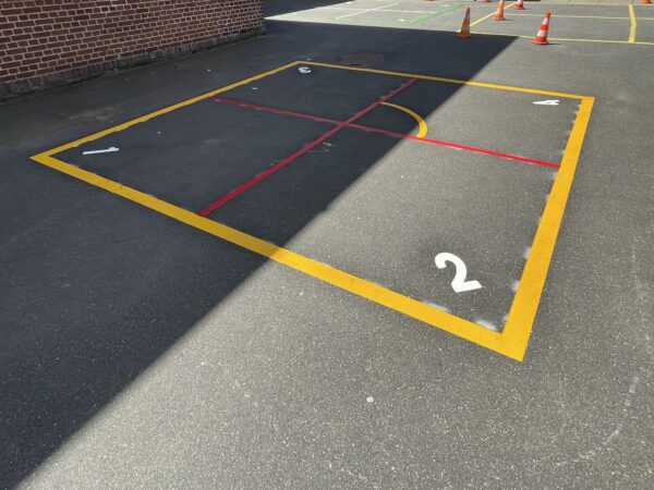 Square ball bane ostespil monteret i en skolegård rød gul stor