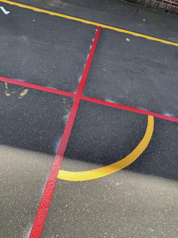 Square ball bane ostespil monteret i en skolegård rød gul serve felt